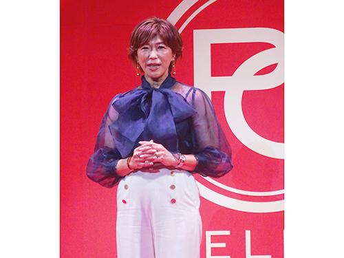 あいさつする佐藤知己社長